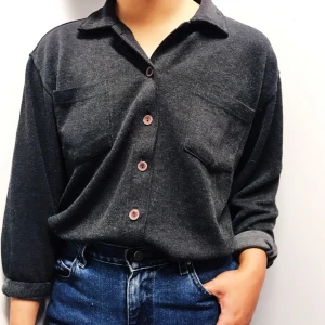  - Oversize skjorta från B.Young i storlek XS (passar även S-M) säljes för 60kr, frakt tillkommer. (Kan även mötas upp i Malmö) Betalning sker vis swish.