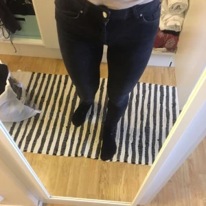  - Snygga stretchiga jeans från Karve, Carlings. Storlek Small. Nästan aldrig använd 