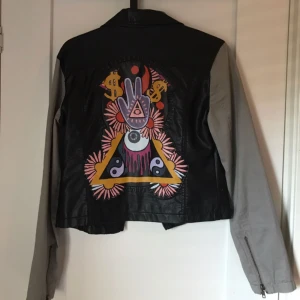  - Asball gammal fakeskinn från H&M. Köpte från myrornas men aldrig använt den själv.  Köparen står för frakt🎈