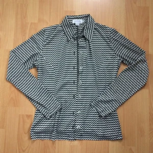  - 🎹Vintageblus/skjorta, fint & udda mönstrad. Den här pärlan blir du garanterat ensam om! Från N&B Classic, storlek Medium men funkar på folk med mindre storlek också. 100% nylon. Gammal men fortfarande naggande fin! Inga märkvärdiga skavanker funna. Frakt: +28kr.🎹