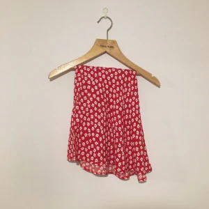  - Arvegods, väldigt smal i midjan! Dragkedja i sidan. På lappen står ”10 years”, tippar XS eller XXS. 