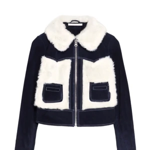  - RODARTE X & OTHER STORIES jacka i mörkblå mocka med vita faux-furdetaljer, Sjukt snygg och passar till allt!  Selena Gomez har en likadan ;)  Använd 1-2 gånger och i perfekt skick.  Nypris 3000kr.