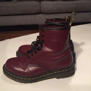  - Vinröda Dr. Martens i storlek 38. Väldigt fint skick.  Använda fåtal gånger. 