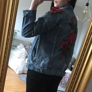  - Unik jeansjacka med blommor från JFR. 