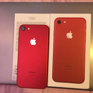  - IPhone 7 128GB (product) red edition Hörlurar, kartong och kvitto finns Har använt den i fem månader, väldigt ny, säljer den för att jag har fått en iPhone X. Pris går att diskutera om det är en snabb affär.