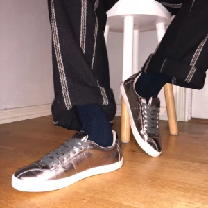  - Snygga och unika sneakers från Zara i en färg vars namn jag inte kommer på. Helt nya och aldrig använda :-)
