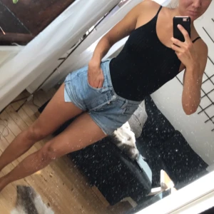  - Jättesnyggt linne med djup rygg. Body, så har en knäppning i grenen. Lappen kvar. Då den enbart är testad. Frakt 14 kr