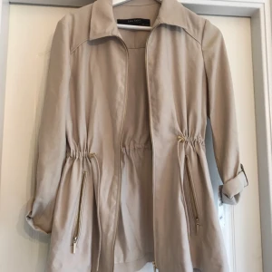  - Slutsåld "Saharajacka" från zara. Super snygg jacka som man kan spänna vid midjan för att få jackan lite mer figursydd.