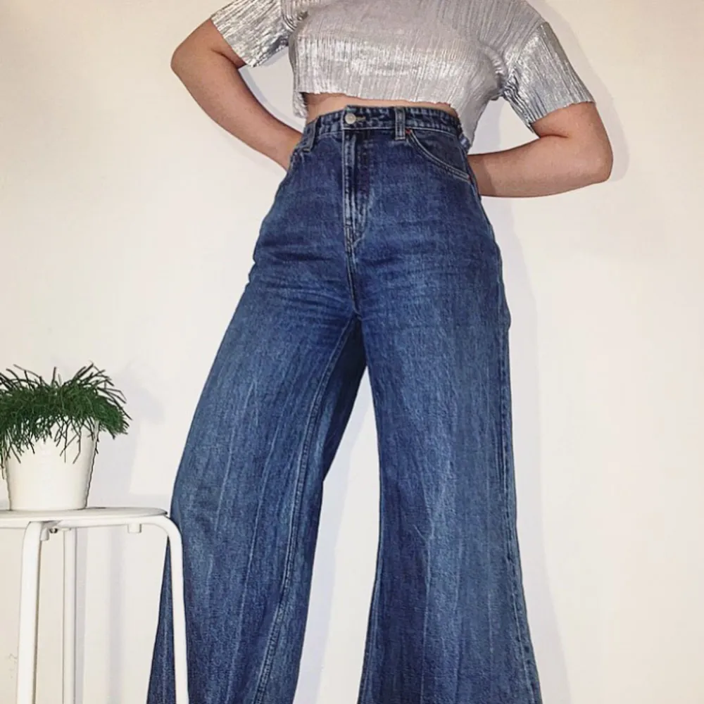 Utsvängda drömmiga blåa jeans från WEEKDAY!   FRI FRAKT 🌻🌹. Jeans & Byxor.