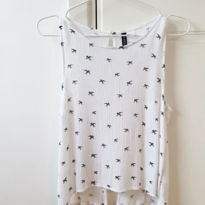  - Vitt linne med svalor och fin rygg. Från H&M. 