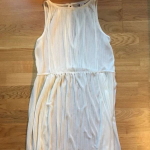  - Snygg klänning från HM trend. Storlek 34. Frakt ingår.