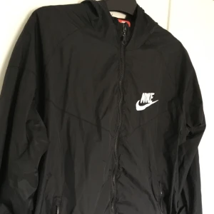  - En svart windbreaker, Nike, köparen står för frakten, fler bilder?😊 fråga mig💕