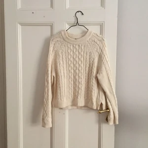  - Kabelstickad tröja från hm