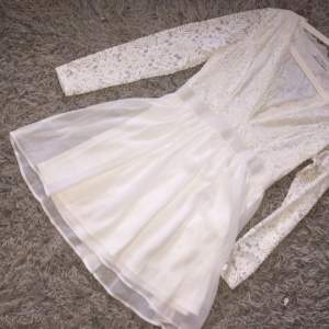 Fin vit spets kort klänning 