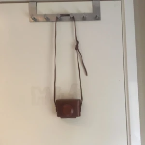  - Brun kamera-väska köpt på H&M! Dock passar bara mindre modeller! Tex engångskameror! Aldrig använd! 