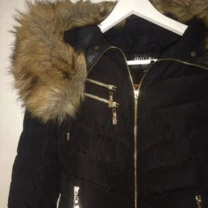  - Päls går även att ta av. Den är använd några gånger men inte mycket, den har mestadels hängt i garderoben och det är anledningen till varför den säljs då den inte används, den är i väldigt bra skick och inga märken på den. ordinariepris låg på 3800