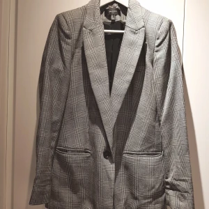  - Galet snygg rutig kavaj från Mango. Knappt använd. Pris exkl. frakt.