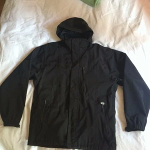  - Begagnad Vans parka i svart kraftig vattentätt tyg. Tål det mesta!! Snö-/wind topper på insidan i midjan. Avatagbar och reglerbar luva. Svagt knappt synbart slitagemärke på magen. I övrigt felfri.  Storlek: LARGE