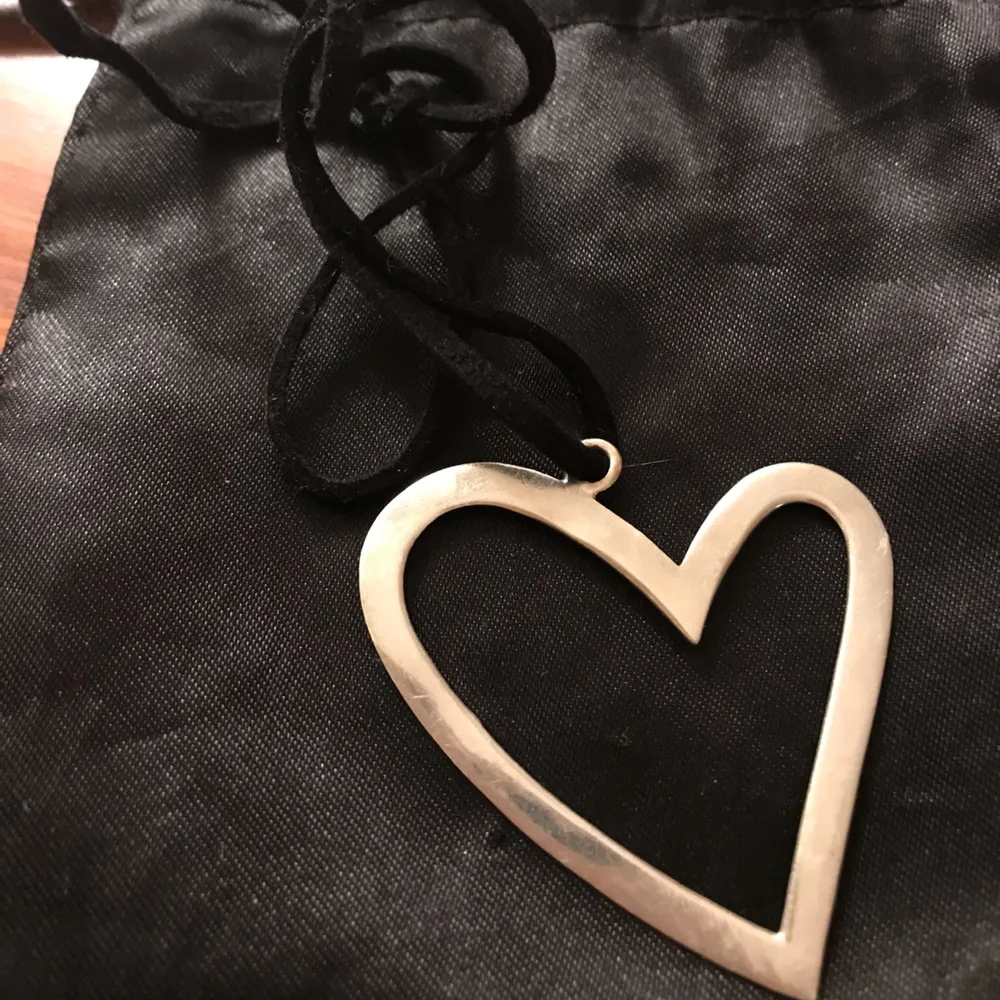 Hjärta halsband med skinnbandet äkta silver 925. Accessoarer.