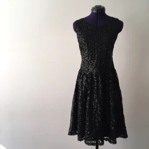  - superfin, svart paljettklänning med öppen rygg. köpte den till en nyårsfest och har tyvärr inte använt den igen då den var lite för stor i storleken. passar bäst till dig som är en stor M eller är L. kmr lägga upp många annonser närmsta tiden och ju fler plagg du vill ha, desto större mängdrabatt får du. möts upp i sthlm eller skickar om du betalar frakten.