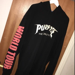  - Säljer en felfri ”purpose tour” hoodie. Den hänger bara ivägen just nu då jag inte använder den, och den är använd totalt ca 5 gånger max. Katthår kan finnas på den men ska försöka få bort det mesta innan leverans😄 Kan mötas upp i Karlstad eller skickas!