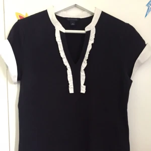  - Jätte snygg mörkblå polo-tröja Tommy Hilfiger. Fint skick.