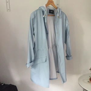  - Regnjacka ifrån Bikbok, endast använd fåtal gånger. Köparen står för frakt