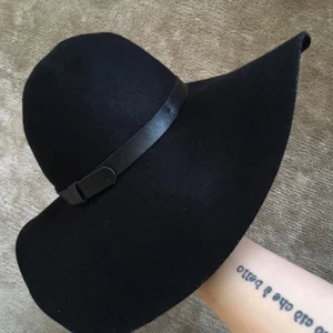  - fab filthatt. nästan helt som ny. som man ser på ena bilden funkar den finfint som regnskydd. kmr lägga upp många annonser närmsta tiden och ju fler plagg du vill ha, desto större mängdrabatt får du. möts upp i sthlm eller skickar om du betalar frakten.