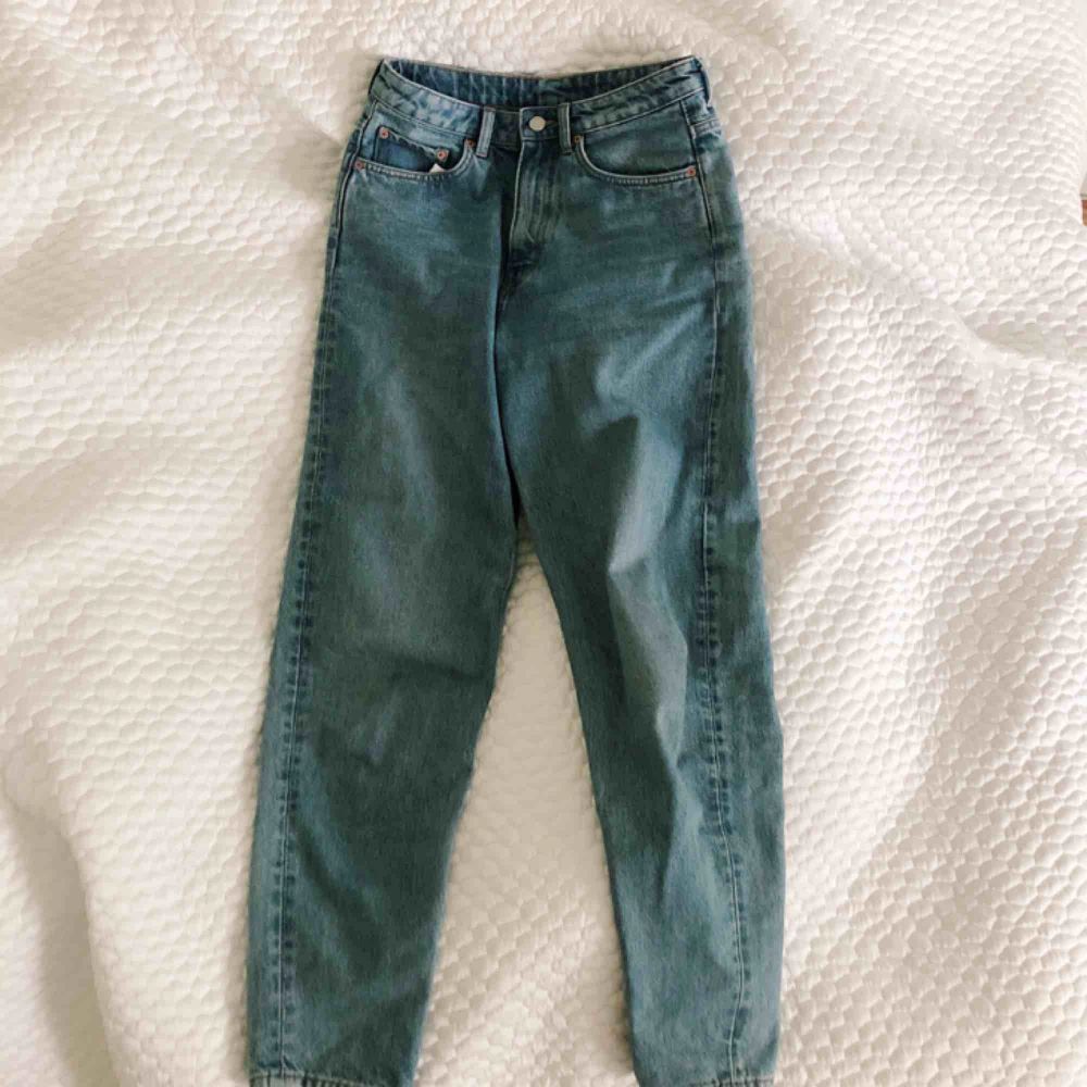 Jeans från Weekday i modellen Lash. W 28 & L 32. Använda fåtal gånger, nypris 500kr. Pris inklusive frakt 💫. Jeans & Byxor.