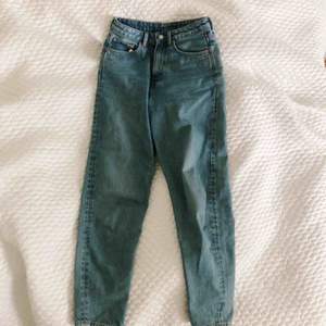 Jeans från Weekday i modellen Lash. W 28 & L 32. Använda fåtal gånger, nypris 500kr. Pris inklusive frakt 💫