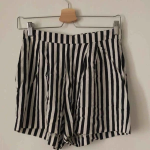  - Randiga shorts från hm. Kan mötas upp i Gbg, annars tillkommer frakt✨