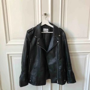  - Skinnjacka från nakd. Använd en gång. Nyskick!  Säljs pga för mycket jackor.. storlek 40, köparn står för frakten. Nypris 999kr. 