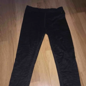  - Svarta leopardmönstrade träningsbyxor