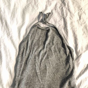  - Halterneck topp från Brandy Melville! Använd 2-3gg och i superfint skick! 40kr frakt eller mötas upp i Stockholms innerstad ♥️🌹 
