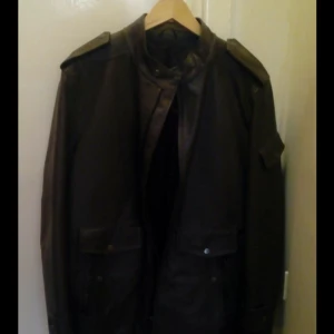  - Snygg skinnjacka ifrån J lindeberg, herr men kan användas som oversized dam jacka också. I princip oanvänd, gott skick! Priset kan diskuteras.