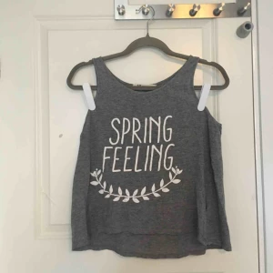  - Gulligt linne från H&M med texten ”spring feeling”. Ett jättelitet hål finns mitt på linnet, därav de billiga priset. Betalning sker via swish💚 Kan mötas upp i Uppsala!