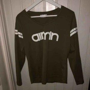  - olivgrön träningströja från aimn