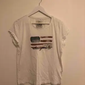Fin T-shirt från Lexington. Väldigt billigt pris för en sådan tröja. Önskas fler bilder, kontakta mig☺️ köparen betalar 50 kr+frakten😘