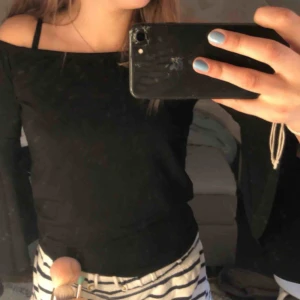  - En fin tröja från Gina i fint skick Aldrig använd Storlek- S Köpte för 200 säljer för 50  Går att skickas mot frakt kostnad.