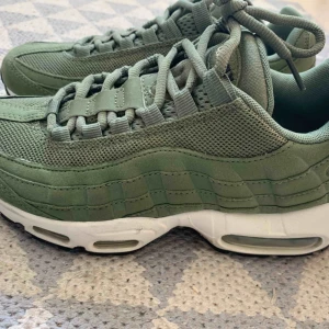  - Snygga nästan helt oanvända nike!  Normala i storleken. 