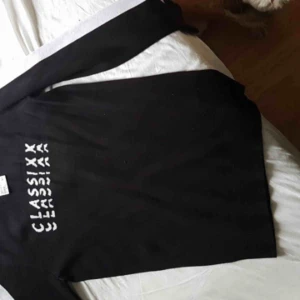  - Säljer en helt oanvänd tröja för 25kr. Storlek S  