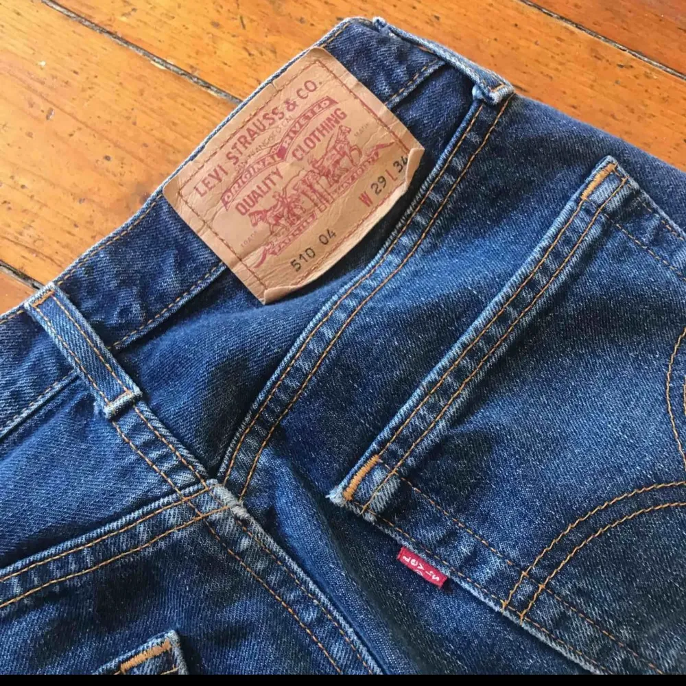 Ett par jätte fina levis jeans som tyvärr är lite stora! Men i jätte bra skick. Priset går alltid att diskutera! Köparen står för frakten😘. Jeans & Byxor.