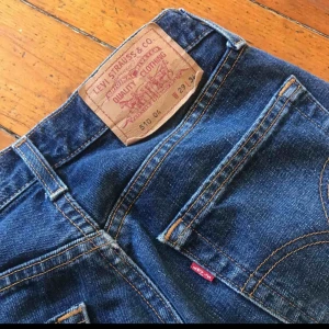  - Ett par jätte fina levis jeans som tyvärr är lite stora! Men i jätte bra skick. Priset går alltid att diskutera! Köparen står för frakten😘