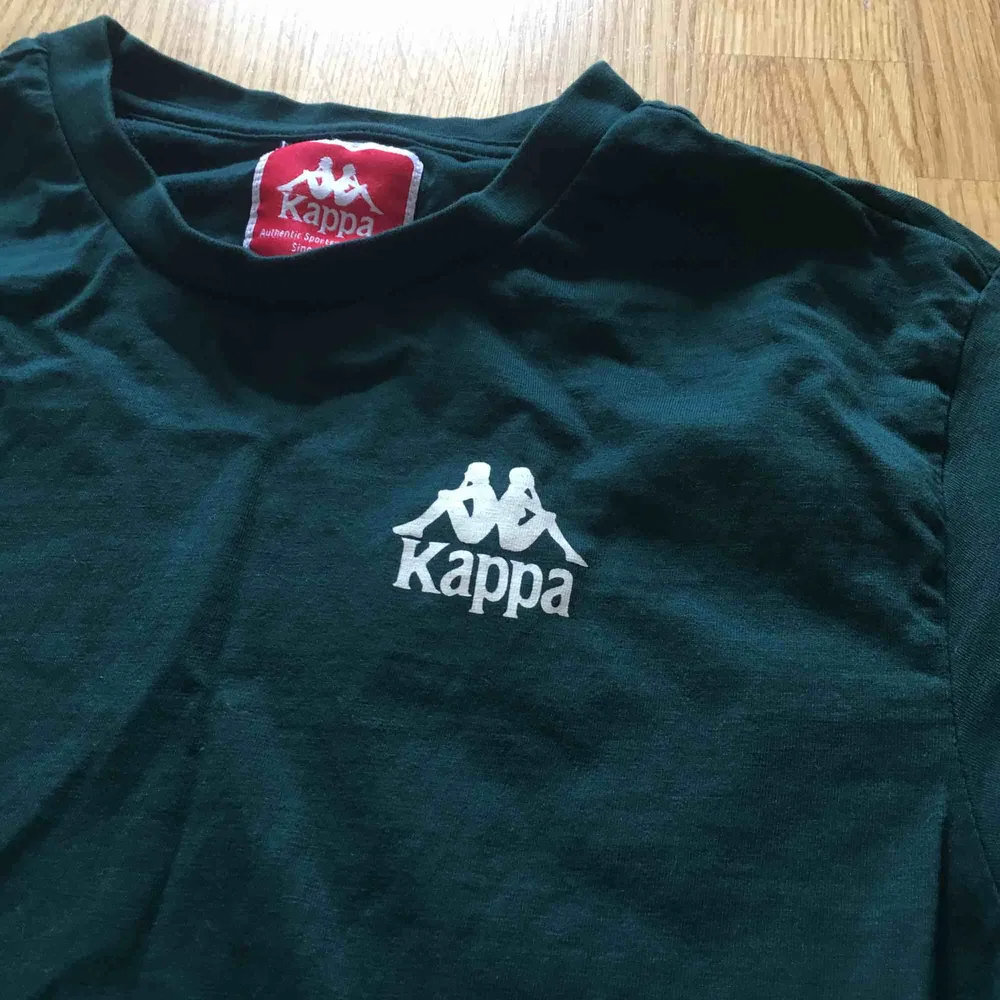Knappt använd snygg tröja från Kappa, säljer den pågrund utav att den har blivit lite liten. . T-shirts.