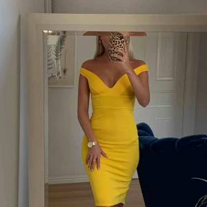  - Gul off shoulder klänning i storlek 34, använd 1 gång!
