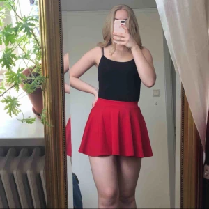  - Kort röd kjol från madlady. Köpt för flera år sedan men aldrig använd! Frakt tillkommer! Kontakta om du har frågor ❤️❤️❤️