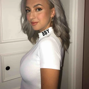  - en assöt kortärmad top från monki med dragkedja och ”bby” på halsen! använd 2 gånger men använder inte den längre /: kan dela på frakt!