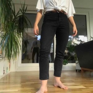  - Svarta washed jeans från Monki. Riktigt jeanstyg, alltså väldigt styvt. De är dock välanvända och därför mjuka och bekväma. Möter upp i Stockholm, annars betalar köparen frakt.