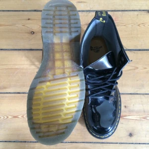 Dr. Martens i svart lack. Aldrig använda. Stl. Står stl. 40 men som en 39!!  - Dr. Martens i svart lack. Aldrig använda. Stl. Står stl. 40 men som en 39!! 