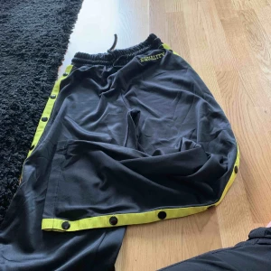  - Byxor med gul revär 